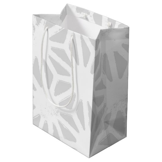 Blassgraues geometrisches Muster Mittlere Geschenktüte (Rückseite Schrägansicht)