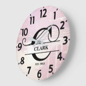 Blasslavender C-Monogramm gestört Große Wanduhr (Winkel)
