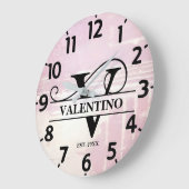 Blasslavender Distressive V Monogramm Große Wanduhr (Winkel)