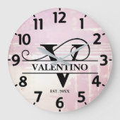 Blasslavender Distressive V Monogramm Große Wanduhr (Vorderseite)