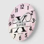 Blasslavender Distressive X Monogramm Große Wanduhr (Winkel)