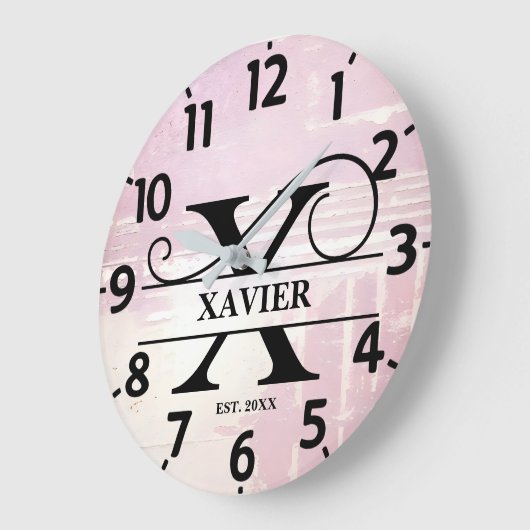 Blasslavender Distressive X Monogramm Große Wanduhr (Winkel)