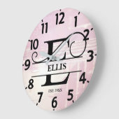 Blasslavender E Monogramm gestört Große Wanduhr (Winkel)