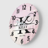Blasslavender K-Monogramm gestört Große Wanduhr (Winkel)