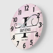 Blasslavender Störung im Monogramm Große Wanduhr (Winkel)