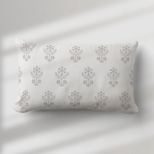 Blassrosa, blumiges Kissen