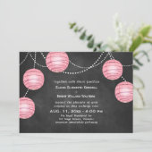 Blassrosa Laternen auf Chalk Hochzeitsfeier Einladung (Stehend Vorderseite)