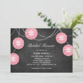 Blassrosa Laternen im Chalk Brautparty Einladung (Stehend Vorderseite)