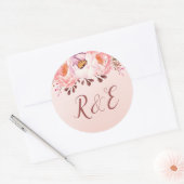 Blassrosa Ruby-Blumen-Hochzeits-Monogramm-Aufklebe Runder Aufkleber (Umschlag)