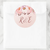 Blassrosa Ruby-Blumen-Hochzeits-Monogramm-Aufklebe Runder Aufkleber (Tasche)