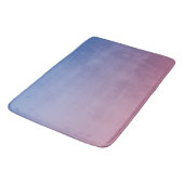 Blassrosa und blaue Gradientenombre Badematte (Schrägansicht)