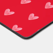 Blassrosa Wasserfarbenherzen auf Rot Schreibtischunterlage (Ecke)