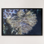 Blassweiße Koralle im dunklen Ozean Puzzle (Horizontal)