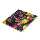 Blätter auf einem Flechten-Felsen, Felsgebirge Fliese (Seite)