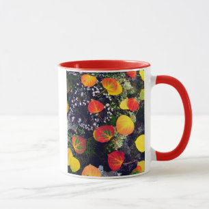 Blätter auf einem flechtenbedeckten Felsen, Rocky Tasse