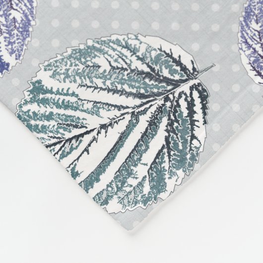 Blätter auf hellgrauem Hintergrund öffnen Fleecedecke (Ecke)