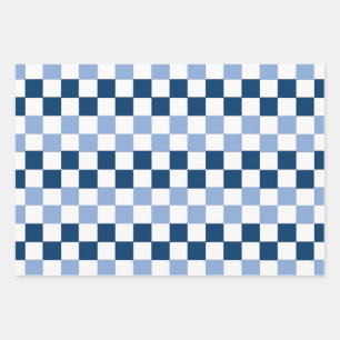Blätter aus blau-weiß karierten Umschlagpapier