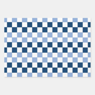 Blätter aus blau-weiß karierten Umschlagpapier