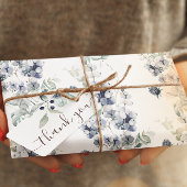 Blätter aus dunkelblauer Flora