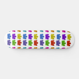 Blätter aus farbenfrohen Ahornblättern Skateboard