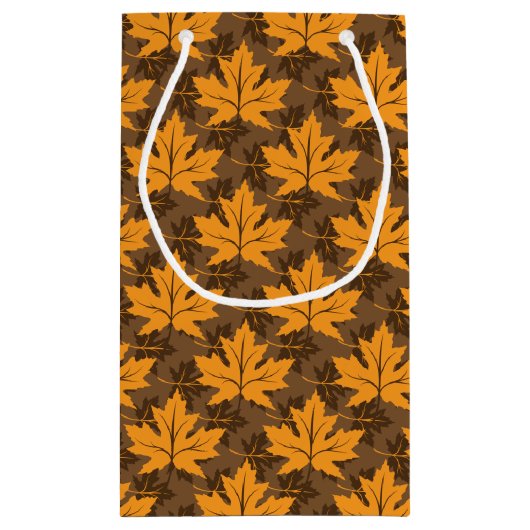 Blätter aus orangefarbenem und braunem Ahorn Kleine Geschenktüte (Rückseite)