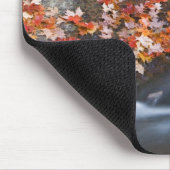 Blätter aus rotem Ahorn Teppichboden in den Felsen Mousepad (Ecke)