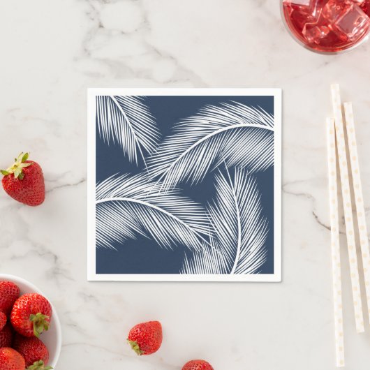 Blätter aus weißer Handfläche auf dunkelblauem Hin Serviette (Beispiel)