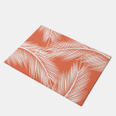 Blätter aus weißer Palme auf lachsfarbenem Hinterg Fußmatte (Schrägansicht)