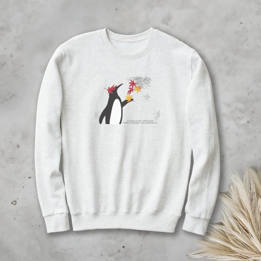 Blätter der Herbstmaple und der Funny Pinguin Sweatshirt