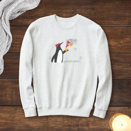 Blätter der Herbstmaple und der Funny Pinguin Sweatshirt