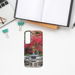 Blätter des japanischen Gartens Lantern und des Ro Samsung Galaxy Hülle<br><div class="desc">Mit diesem angesagten Handy-Gehäuse,  das das Foto einer japanischen Gartenlaterne und eines roten Ahorn-Blätter bietet,  schützen Sie Ihr Samsung Galaxy S22 Handy. Ein schönes,  blumengeschmücktes Design! Wählen Sie Ihren Telefonstil aus. HINWEIS: Beim Ändern des Telefonstils müssen Sie möglicherweise Bilder bearbeiten und anpassen.</div>