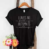 Blätter fallen Herbst ist Herbst-Ankündigung T-Shirt