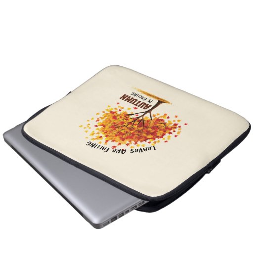 Blätter fallen, Herbst ruft - gemütlicher Fall Laptopschutzhülle (Vorne Knopf)