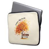 Blätter fallen, Herbst ruft - gemütlicher Fall Laptopschutzhülle (Vorderseite Links)