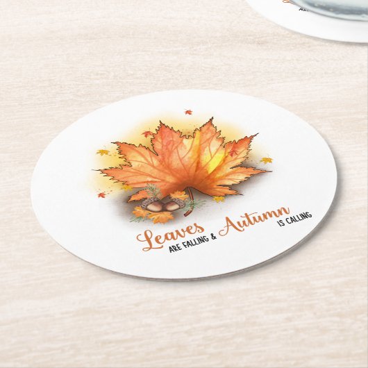 Blätter fallen und Herbst ruft an Runder Pappuntersetzer (Angewinkelt)