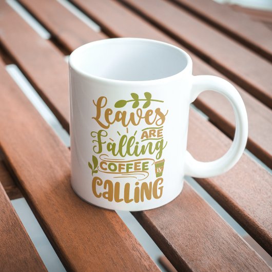 Blätter fallen und Kaffee rufen Kaffeetasse