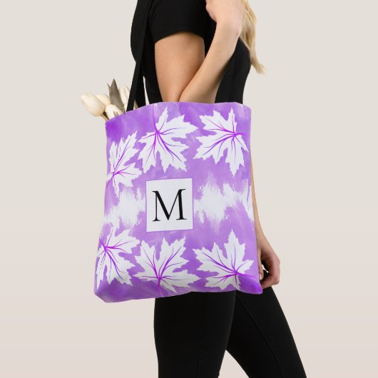 Blätter für lila Aquarellwaschmittel und Monogramm Tasche (Von Nahem)