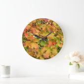 Blätter für wild lebende Weintrauben im Herbst Große Wanduhr (Zuhause)