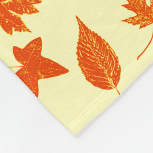 Blätter im Herbst - blassgelb und orange Fleecedecke