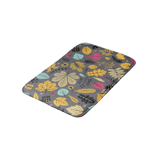 Blätter im Herbst: Nahtloses dunkles Muster Badematte (Schrägansicht)