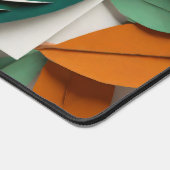 Blätter in Grün und Gold schneiden Schreibtischunterlage (Ecke)