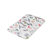 Blätter in hellen Aquarellfarben und Beeren-Muster Badematte (Schrägansicht)