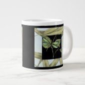 Blätter mit Dragonfly Inset von Jennifer Goldberge Jumbo-Tasse (Vorderseite Rechts)