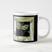 Blätter mit Dragonfly Inset von Jennifer Goldberge Jumbo-Tasse (Rechts)