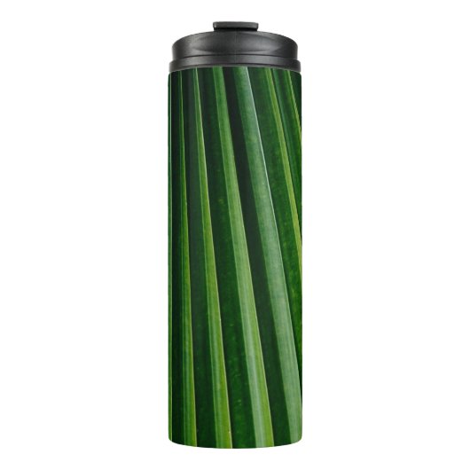 Blätter mit grünen Palmen Thermosbecher (Vorderseite)