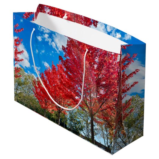 Blätter mit hellen Roten Bäumen im Herbst Große Geschenktüte (Rückseite Schrägansicht)