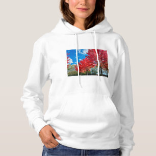 Blätter mit hellen Roten Bäumen im Herbst Hoodie