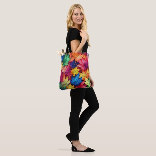 BLÄTTER MIT HELLFARBEN FALL TASCHE (Am Model)