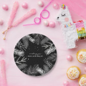 Blätter mit Schnee in Schwarz-Weiß-Pinien Pappteller (Party)