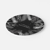 Blätter mit Schnee in Schwarz-Weiß-Pinien Pappteller (Schrägansicht)